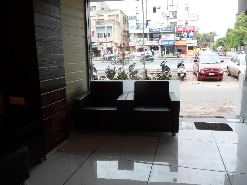 Hotel Jasmine อาเมดาบัด ภายนอก รูปภาพ