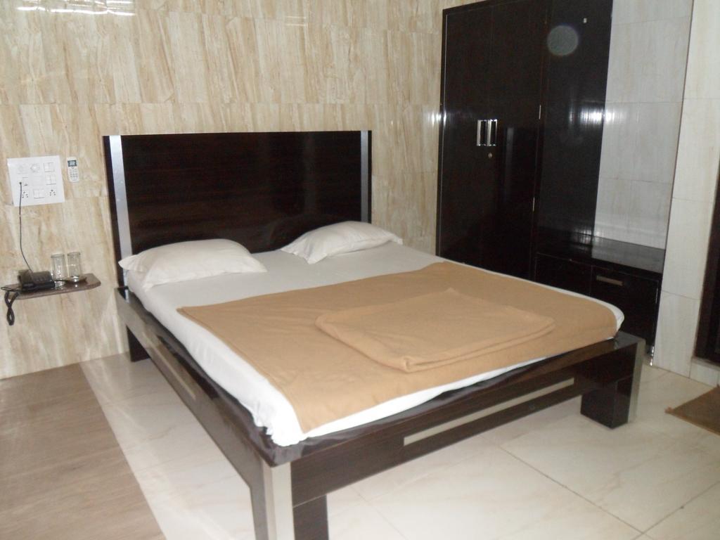 Hotel Jasmine อาเมดาบัด ภายนอก รูปภาพ