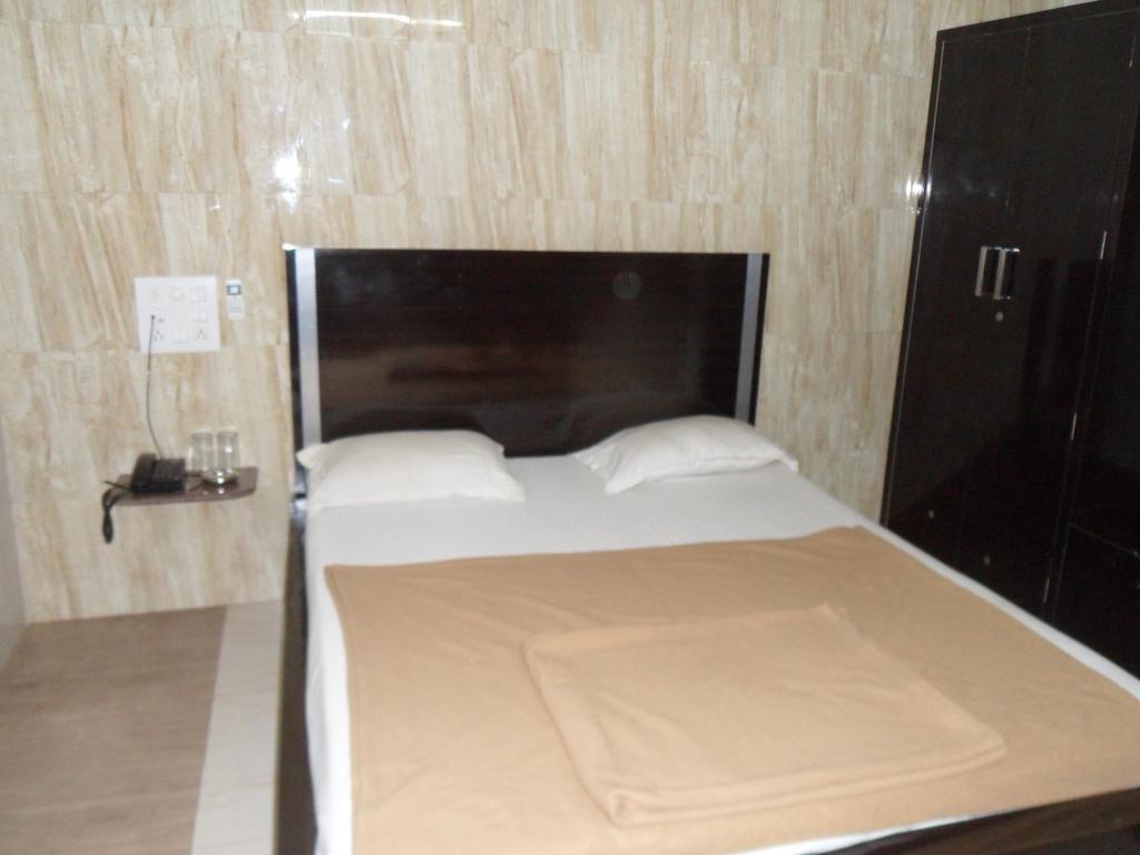 Hotel Jasmine อาเมดาบัด ภายนอก รูปภาพ